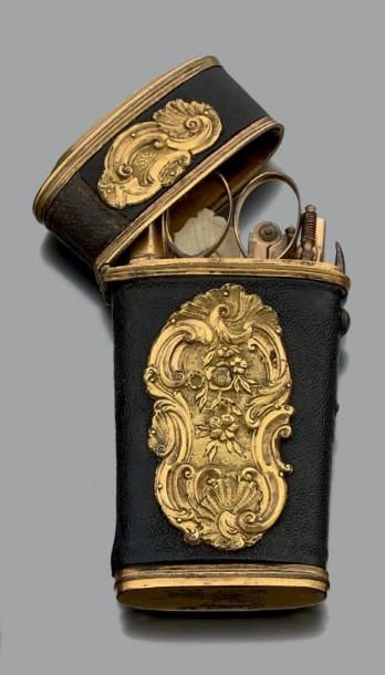 Etui nécessaire garni de cuir noir grainé...