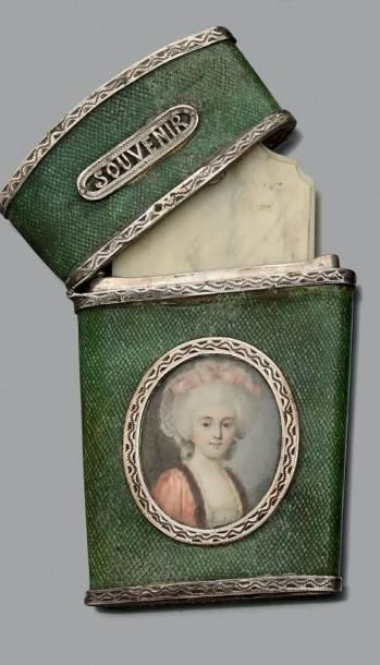 Etui à tablettes, de forme légèrement trapézoïdale...