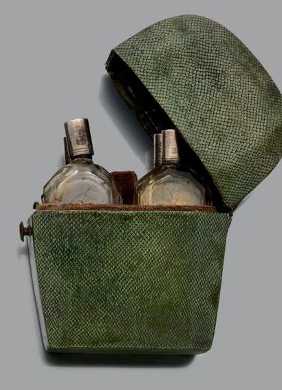 Etui à parfum en galuchat, l'intérieur garni...