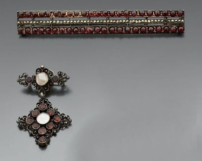 Ensemble composé de:
- une broche pendentif...