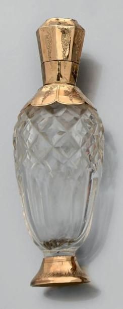 Flacon à parfum en cristal taillé le pied,...