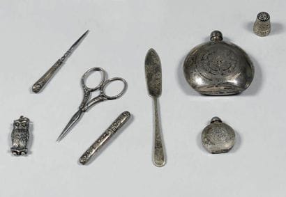 Ensemble composé de:
- une tabatière en argent...