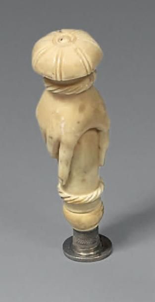 Cachet en ivoire sculpté d'une main enserrant...