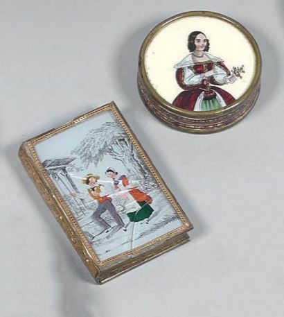 Deux boîtes à pralines en carton gaufré doré:
-...