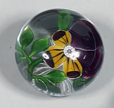 Presse-papiers en cristal de Baccarat orné...