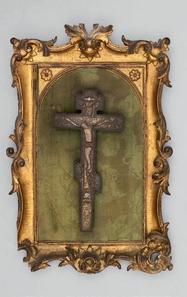 Christ en croix entouré du Saint Esprit et...
