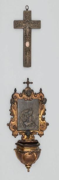 Bénitier en laiton argenté et doré. La plaque...