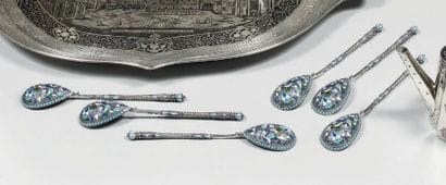 Six petites cuillères en argent et émail...