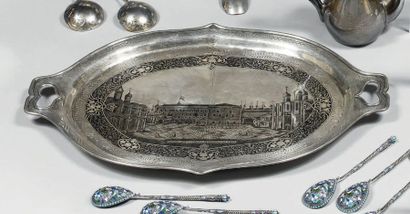 Plateau ovale en argent niellé, orné d'une...
