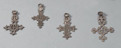 Quatre croix pendentifs en argent (supérieur...