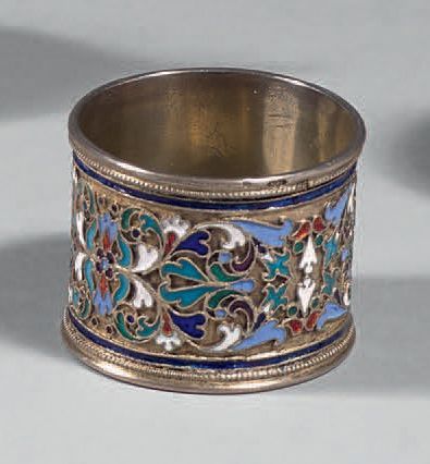 Rond de serviette en argent émaillé polychrome...