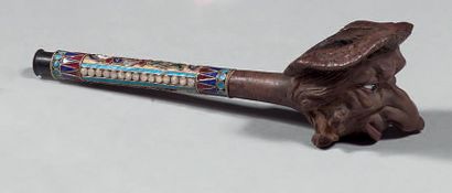 Pipe en bois sculpté d'un masque grotesque,...
