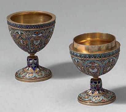 Coquetier double en vermeil, émaillé polychrome...