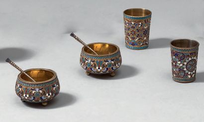 Paire de salières rondes et deux pelles à...