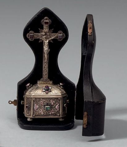 Calvaire en argent (750/1000e) orné de grenats...