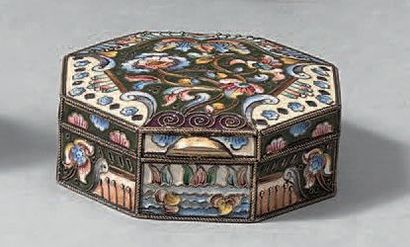 Boîte octogonale en argent (supérieur à 800/1000e)...