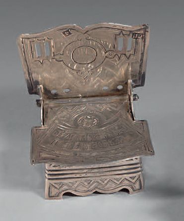 Salière en argent, en forme de chaise, ciselée...