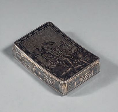 Boîte rectangulaire cintrée à décor de niellé...