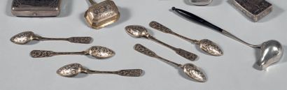 Six petites cuillères en vermeil et nielle,...