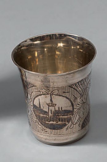 Timbale en argent niellé, à fond plat, le...