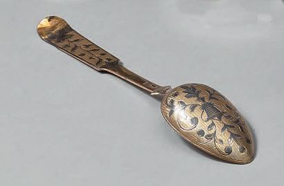 Cuiller en vermeil et nielle, à spatule incurvée,...