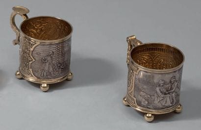 Deux porte-verres à thé en argent et vermeil,...