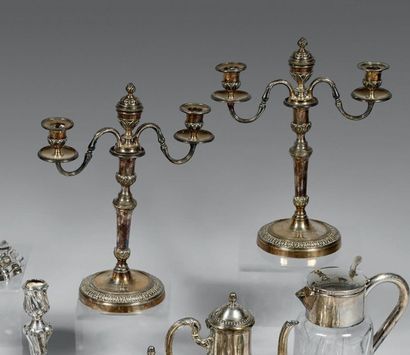 Paire de candélabres à deux lumières en métal...