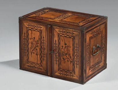 Petit cabinet ouvrant à deux portes marquetées...