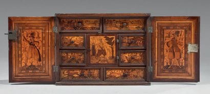 Petit cabinet ouvrant à deux portes marquetées...