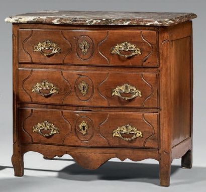 Petite commode à façade légèrement cintrée...