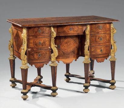 Bureau dit Mazarin en placage d'olivier et...