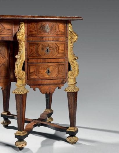 Bureau dit Mazarin en placage d'olivier et...