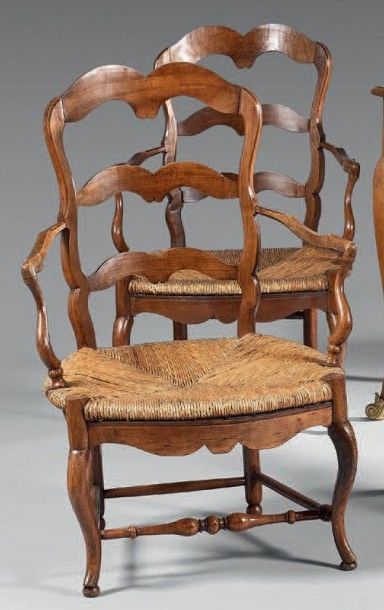 Paire de fauteuils paillés à dossier ajouré...