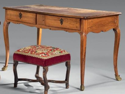 Bureau plat en noyer ronceux, la ceinture...