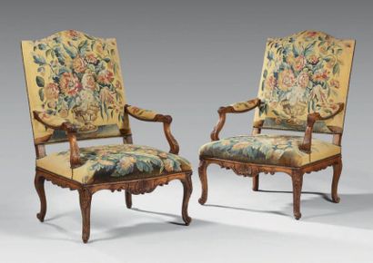 Paire de larges fauteuils en bois fruitier,...