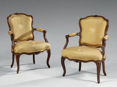 Paire de fauteuils cabriolet en bois naturel...