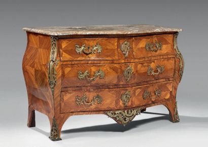 Commode tombeau en placage de bois de rose...