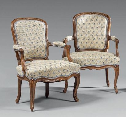 Paire de fauteuils cabriolet en bois naturel,...