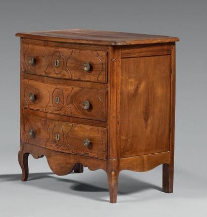 Petite commode en noyer ouvrant à trois tiroirs...