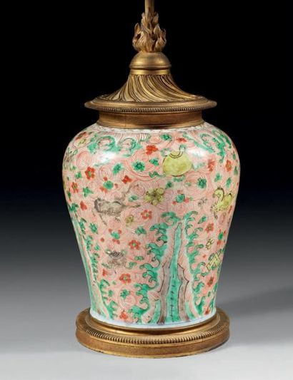 Potiche en porcelaine à décor sur un fond...