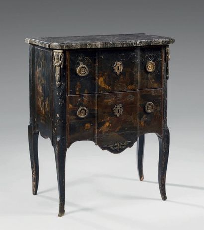 Petite commode à ressaut central en vernis
Martin...