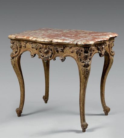 Table de milieu de forme mouvementée, en...