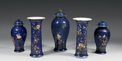 Rare garniture en porcelaine de Chine bleu...