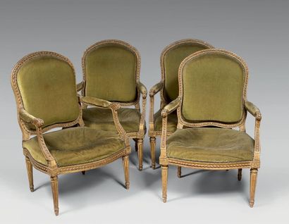 Suite de quatre fauteuils à dossier plat...
