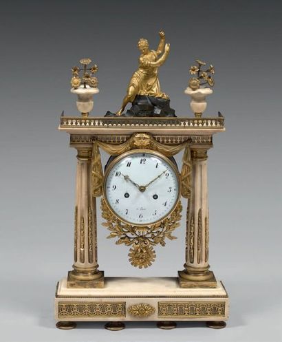 Pendule portique en marbre blanc et bronze...