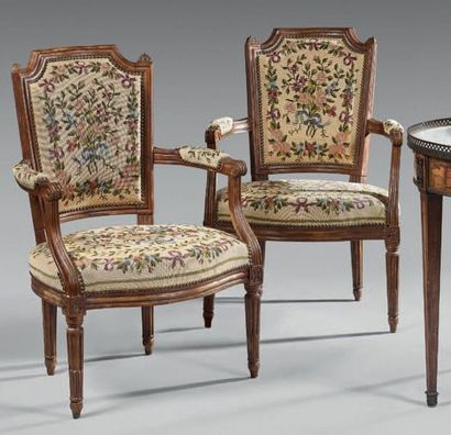 Paire de fauteuils en bois naturel, le dossier...