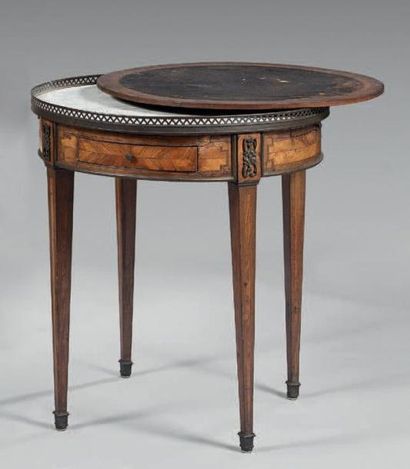 Table bouillotte marquetée en feuilles de...