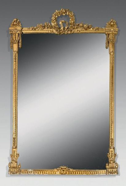Grand miroir à entourage en bois doré. Le...