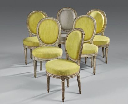 Suite de six chaises à dossier cabriolet...