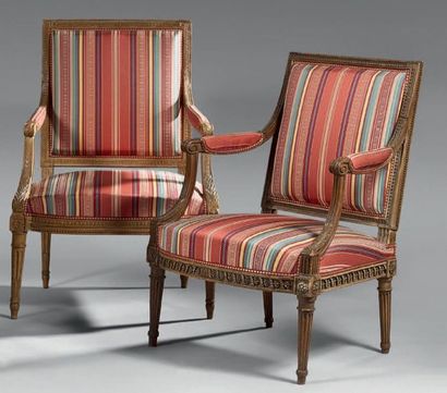 Deux fauteuils à dossier carré, en bois naturel...